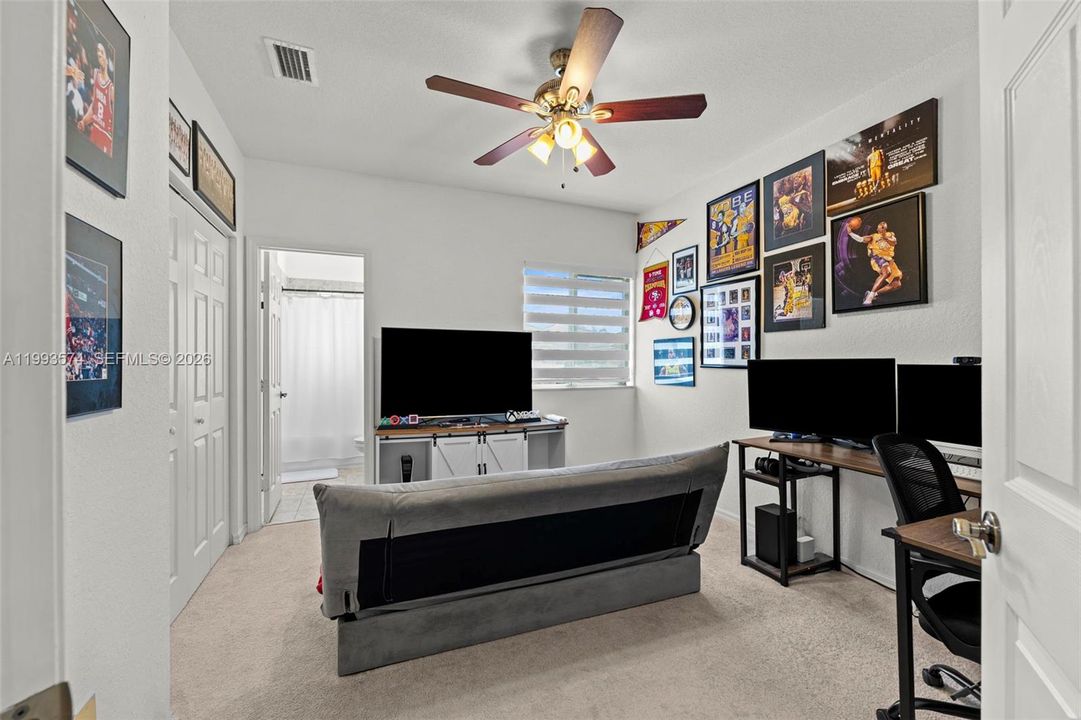 Vendido Recientemente: $374,999 (3 camas, 2 baños, 1991 Pies cuadrados)