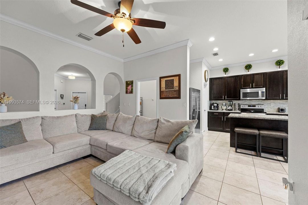 Vendido Recientemente: $374,999 (3 camas, 2 baños, 1991 Pies cuadrados)