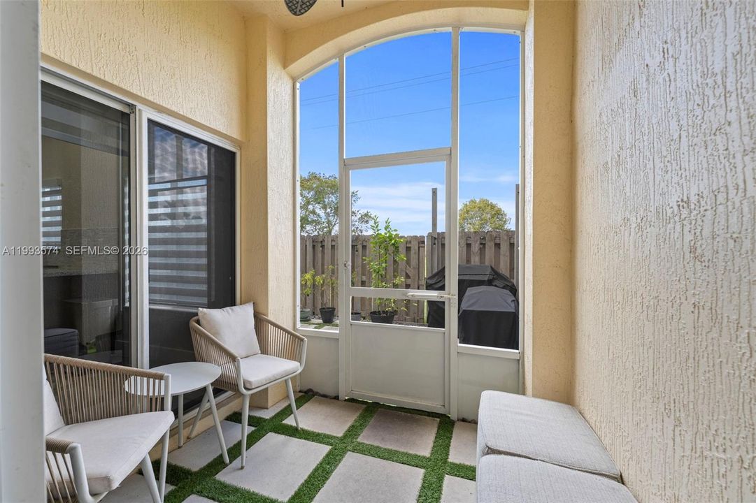 Vendido Recientemente: $374,999 (3 camas, 2 baños, 1991 Pies cuadrados)
