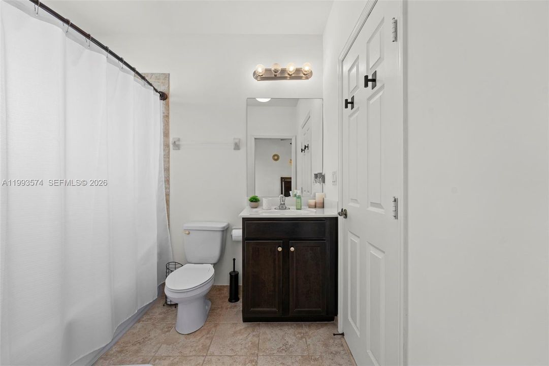 Vendido Recientemente: $374,999 (3 camas, 2 baños, 1991 Pies cuadrados)