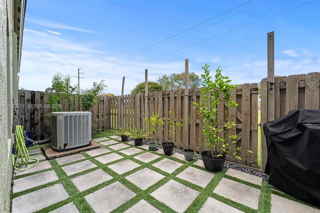 Vendido Recientemente: $374,999 (3 camas, 2 baños, 1991 Pies cuadrados)