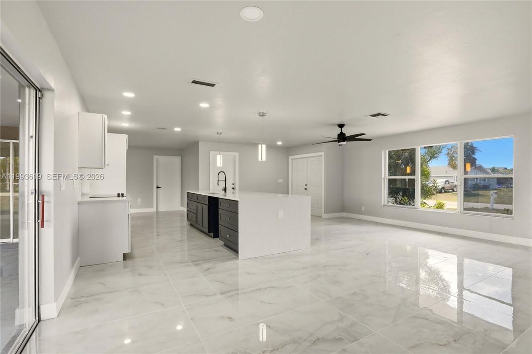 For Sale: $305,000 (3 beds, 2 baths, 1723 Square Feet)