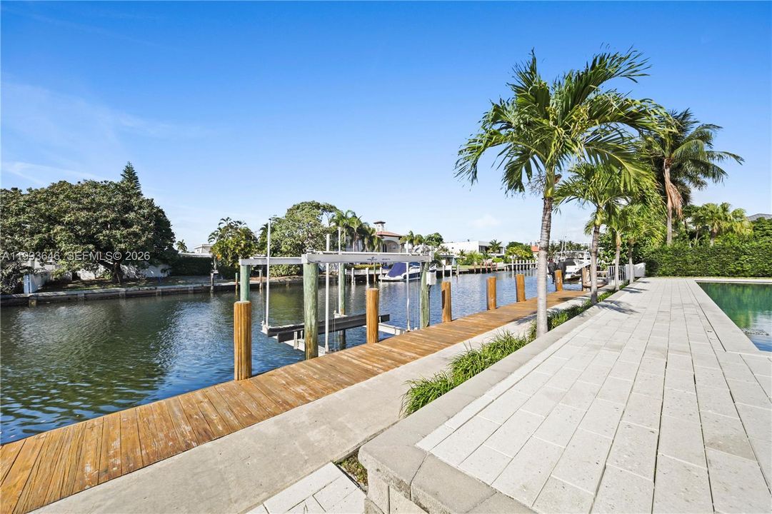 For Sale: $5,450,000 (3 beds, 3 baths, 2690 Square Feet)