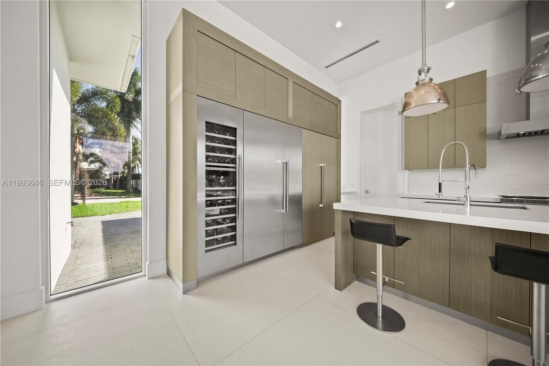 For Sale: $5,450,000 (3 beds, 3 baths, 2690 Square Feet)