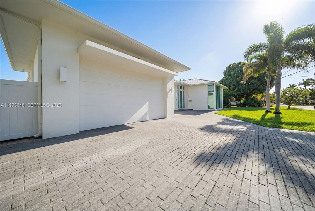 For Sale: $5,450,000 (3 beds, 3 baths, 2690 Square Feet)