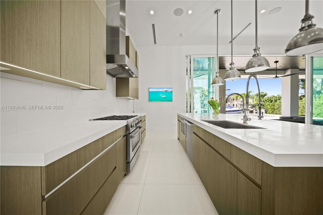 For Sale: $5,450,000 (3 beds, 3 baths, 2690 Square Feet)