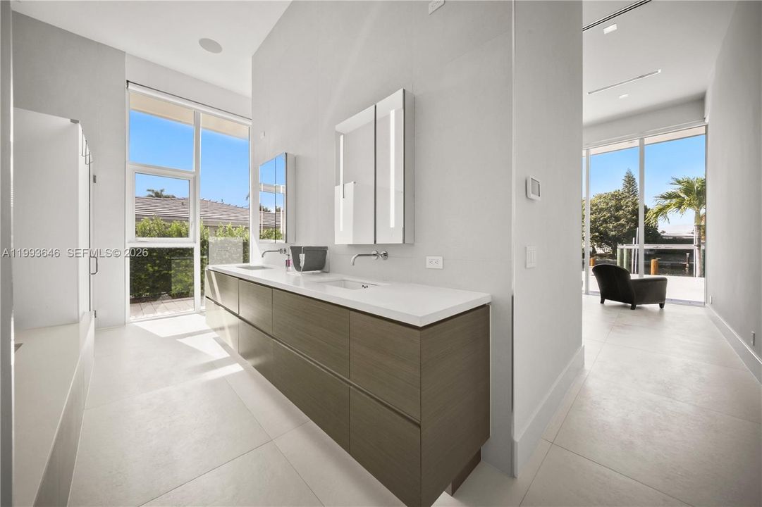 For Sale: $5,450,000 (3 beds, 3 baths, 2690 Square Feet)
