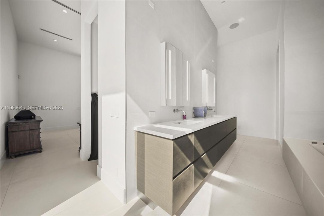 For Sale: $5,450,000 (3 beds, 3 baths, 2690 Square Feet)