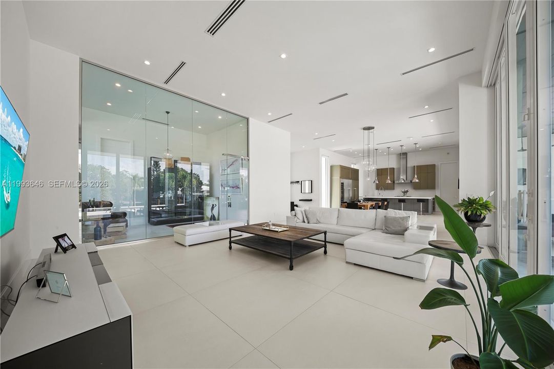 For Sale: $5,450,000 (3 beds, 3 baths, 2690 Square Feet)