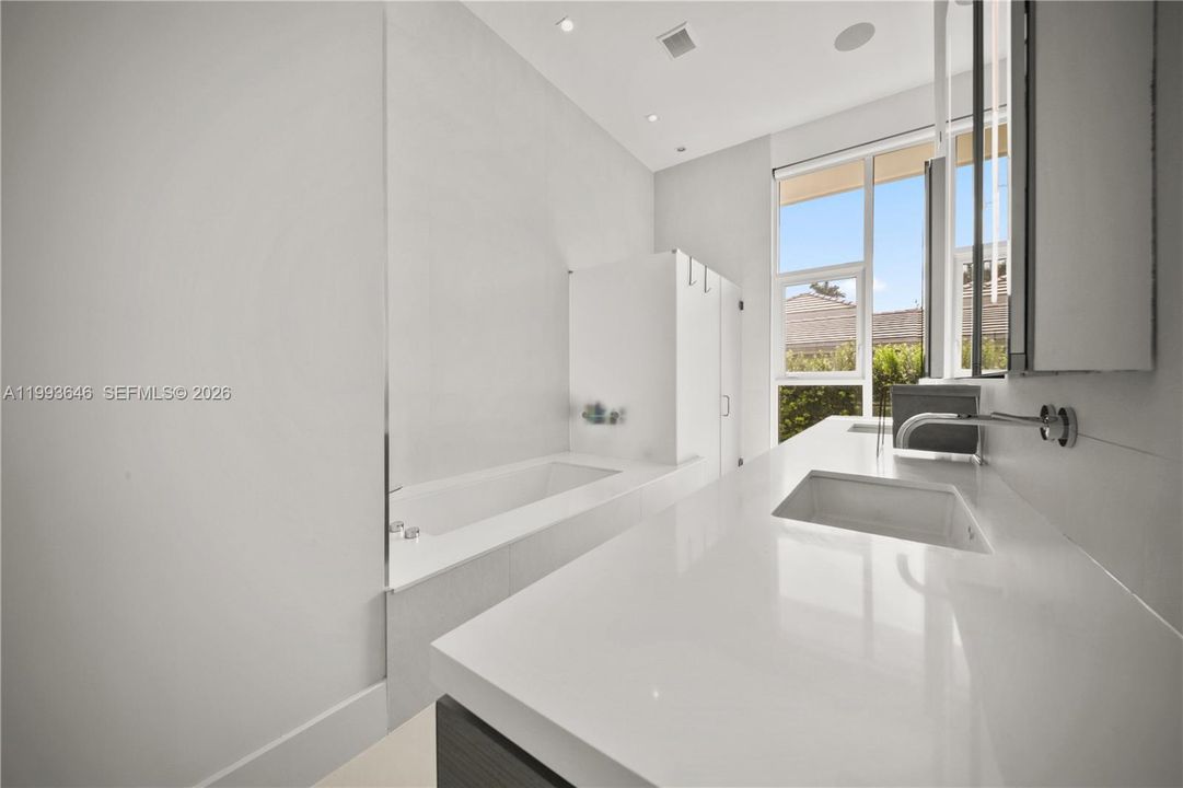 For Sale: $5,450,000 (3 beds, 3 baths, 2690 Square Feet)