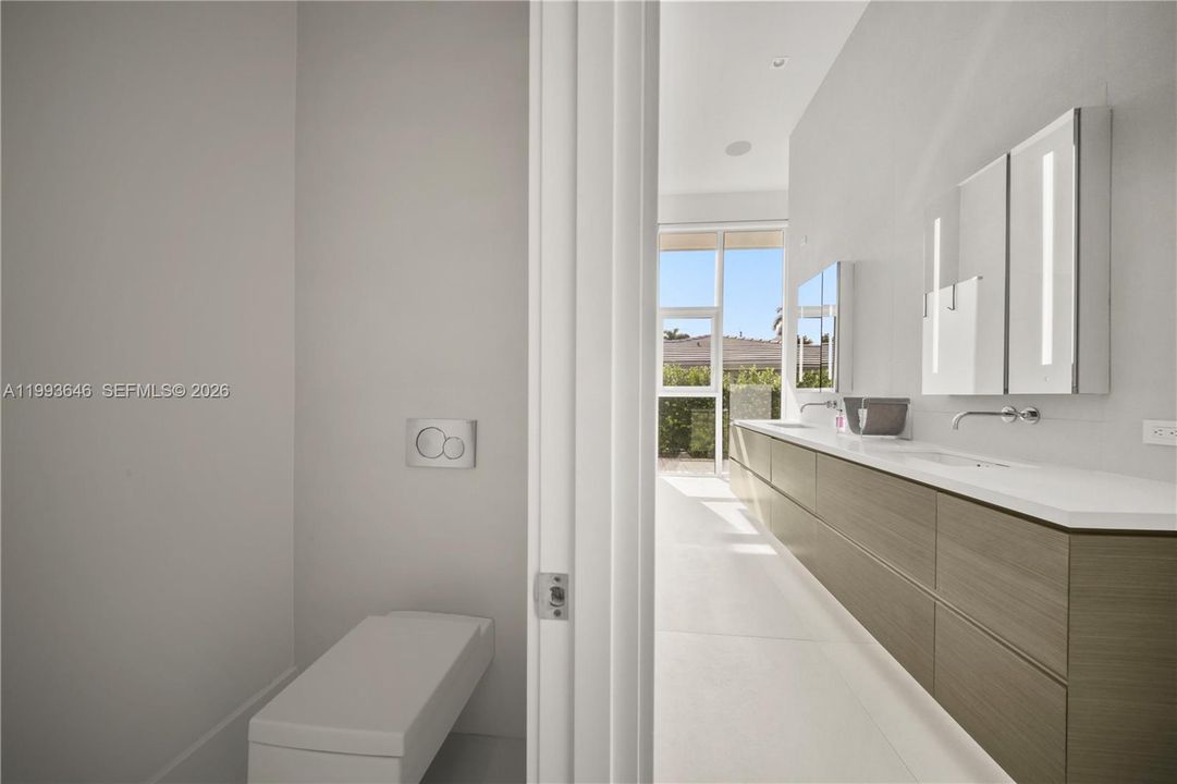 For Sale: $5,450,000 (3 beds, 3 baths, 2690 Square Feet)