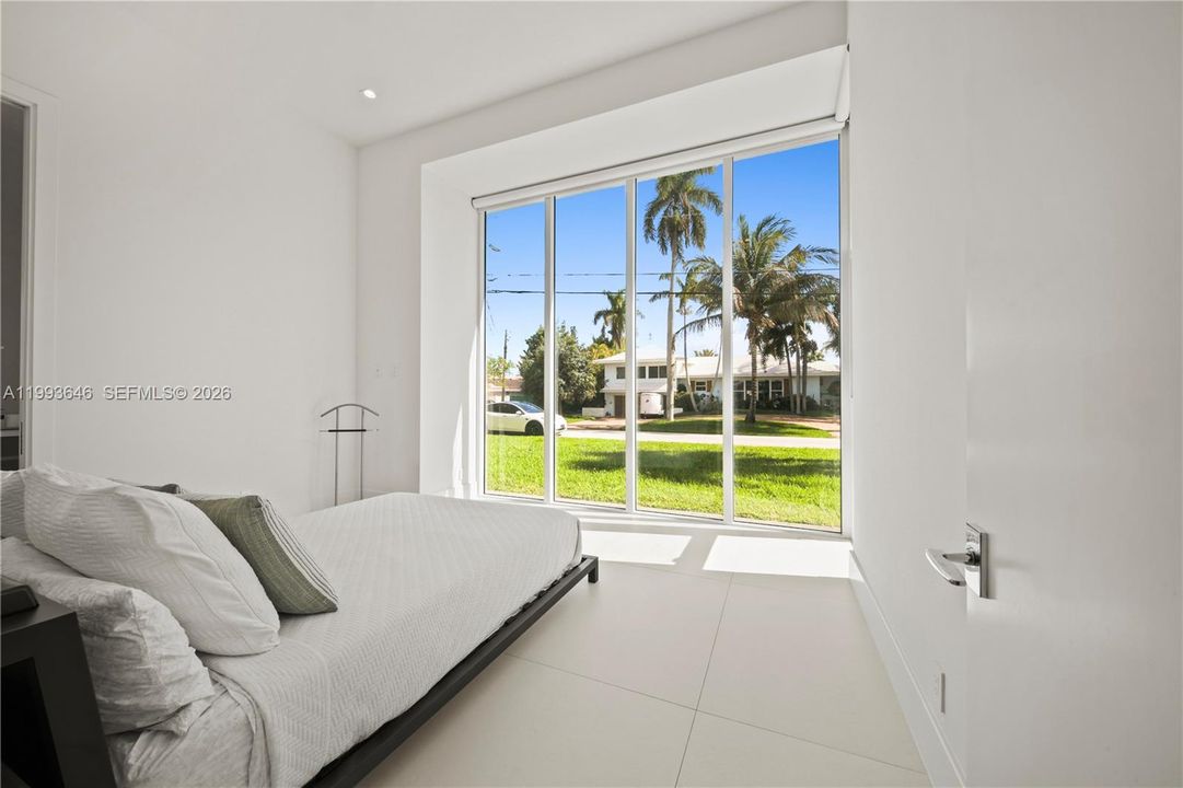 For Sale: $5,450,000 (3 beds, 3 baths, 2690 Square Feet)