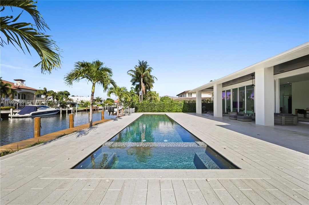 For Sale: $5,450,000 (3 beds, 3 baths, 2690 Square Feet)