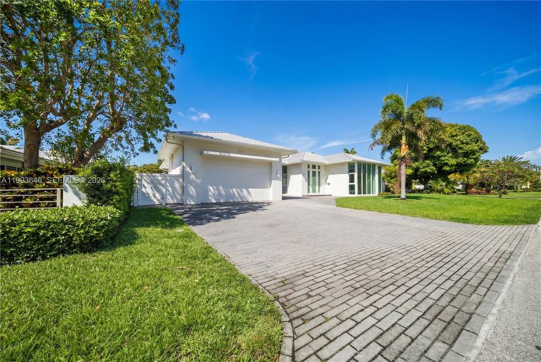 For Sale: $5,450,000 (3 beds, 3 baths, 2690 Square Feet)