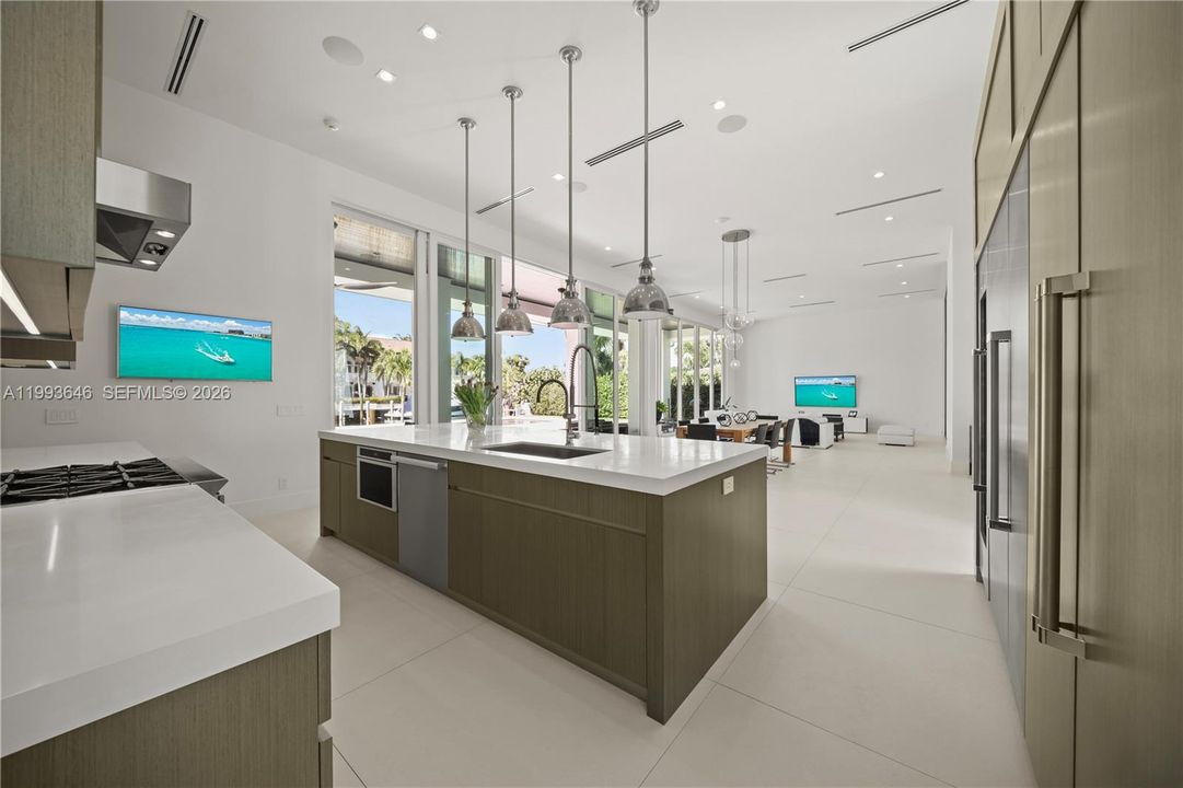 For Sale: $5,450,000 (3 beds, 3 baths, 2690 Square Feet)