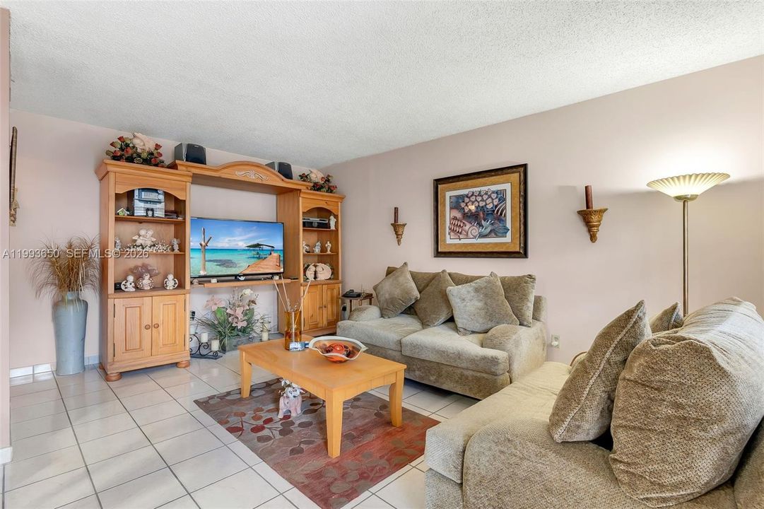 En Venta: $339,000 (3 camas, 2 baños, 1080 Pies cuadrados)