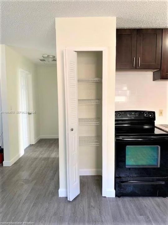 For Rent: $1,200 (2 beds, 1 baths, 810 Square Feet)