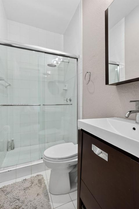 Activo con contrato: $13,500 (4 camas, 3 baños, 3524 Pies cuadrados)