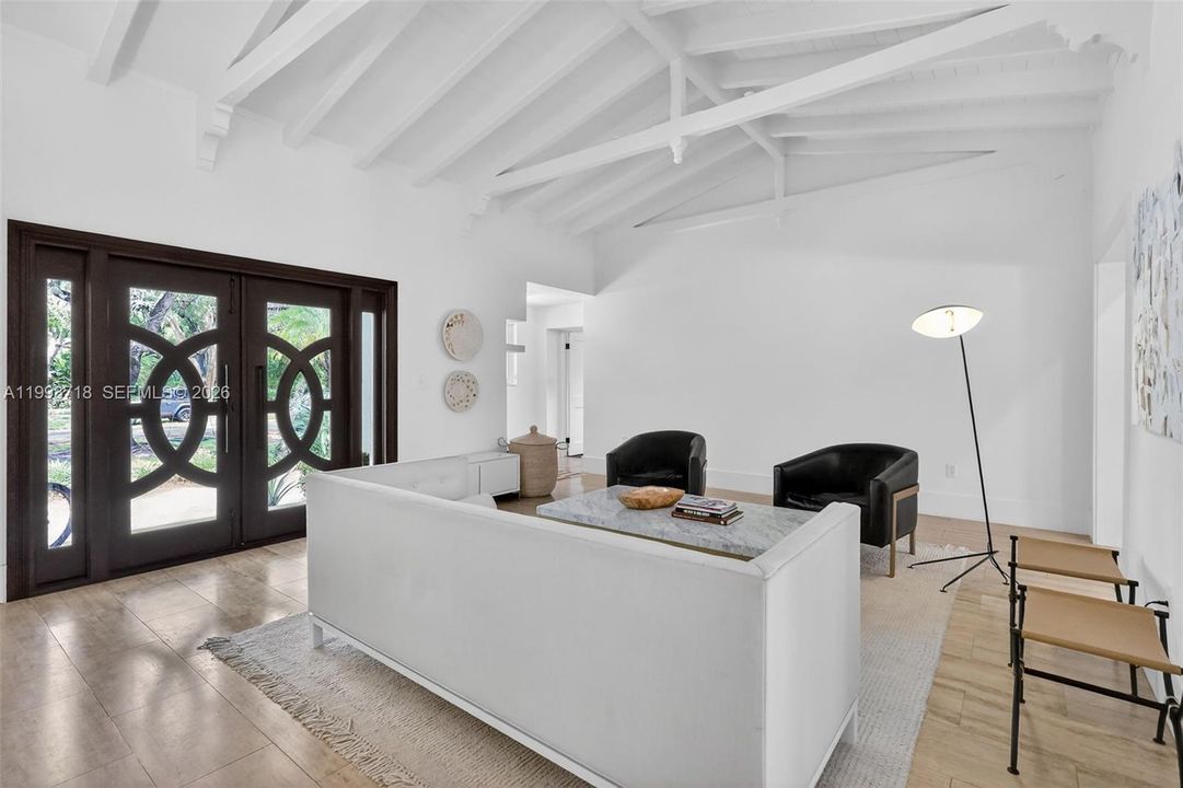 Activo con contrato: $13,500 (4 camas, 3 baños, 3524 Pies cuadrados)
