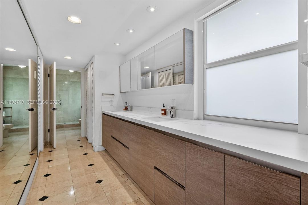 Activo con contrato: $13,500 (4 camas, 3 baños, 3524 Pies cuadrados)