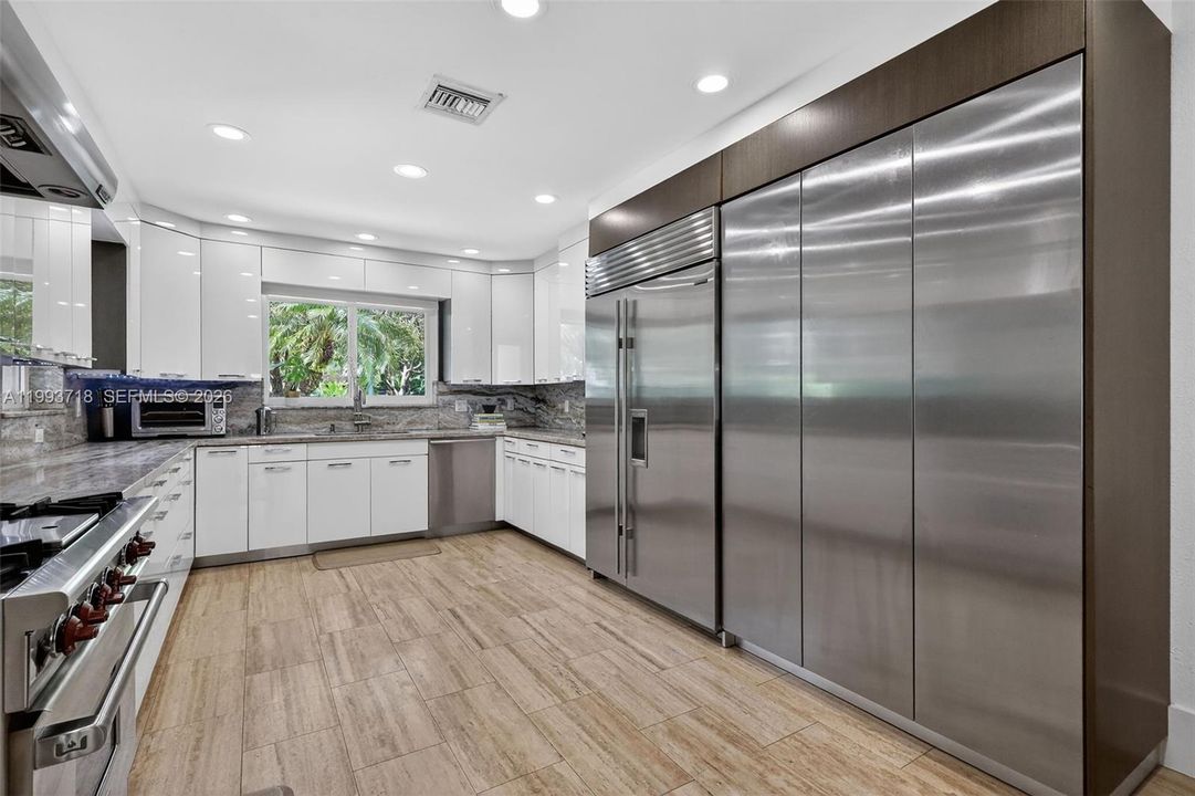 Activo con contrato: $13,500 (4 camas, 3 baños, 3524 Pies cuadrados)