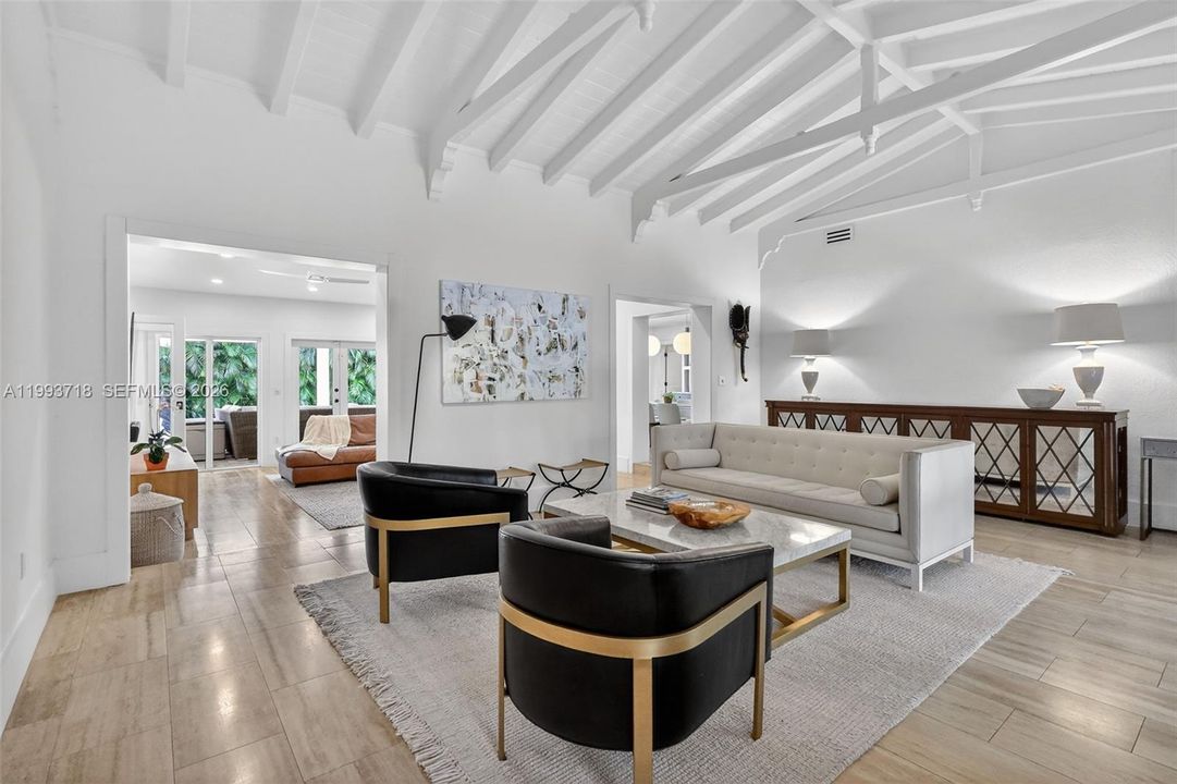 Activo con contrato: $13,500 (4 camas, 3 baños, 3524 Pies cuadrados)