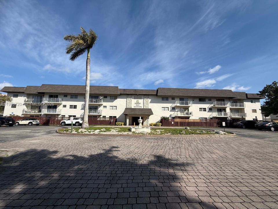 Activo con contrato: $337,000 (3 camas, 2 baños, 1054 Pies cuadrados)