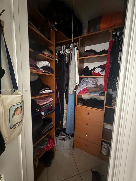 Activo con contrato: $337,000 (3 camas, 2 baños, 1054 Pies cuadrados)