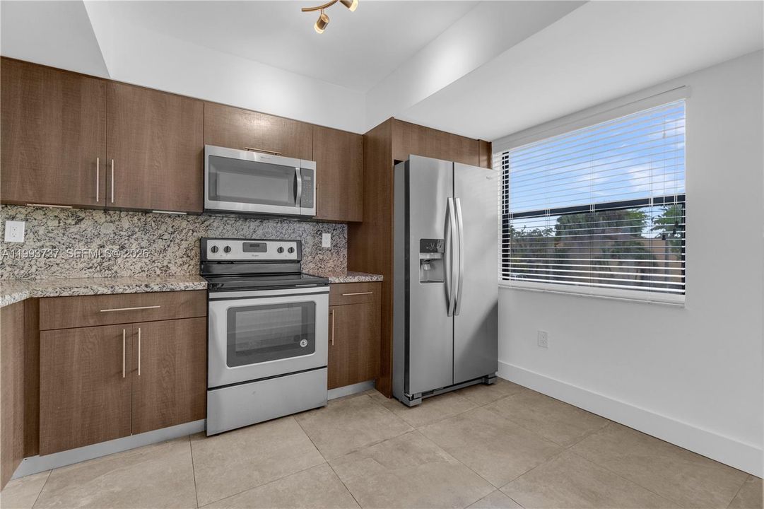 На продажу: $360,000 (2 спален, 2 ванн, 1520 Квадратных фут)