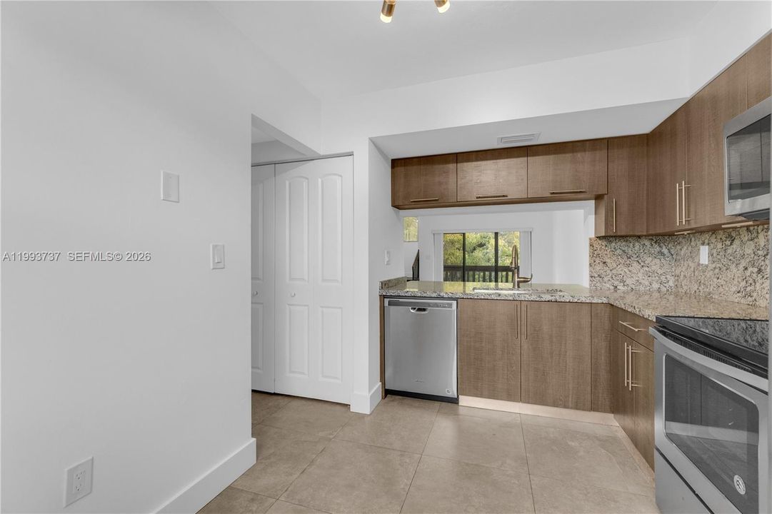 На продажу: $360,000 (2 спален, 2 ванн, 1520 Квадратных фут)