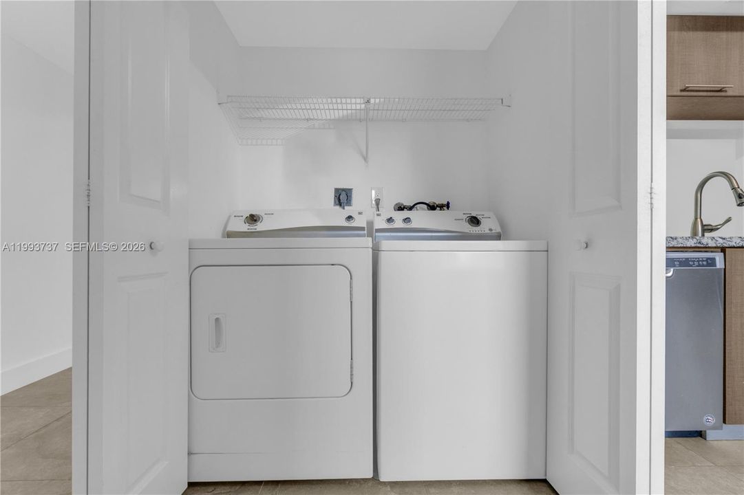 На продажу: $360,000 (2 спален, 2 ванн, 1520 Квадратных фут)