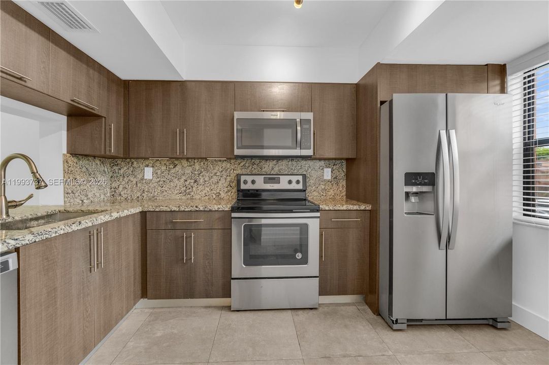 На продажу: $360,000 (2 спален, 2 ванн, 1520 Квадратных фут)