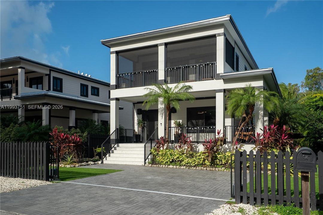 For Sale: $939,000 (3 beds, 3 baths, 1936 Square Feet)