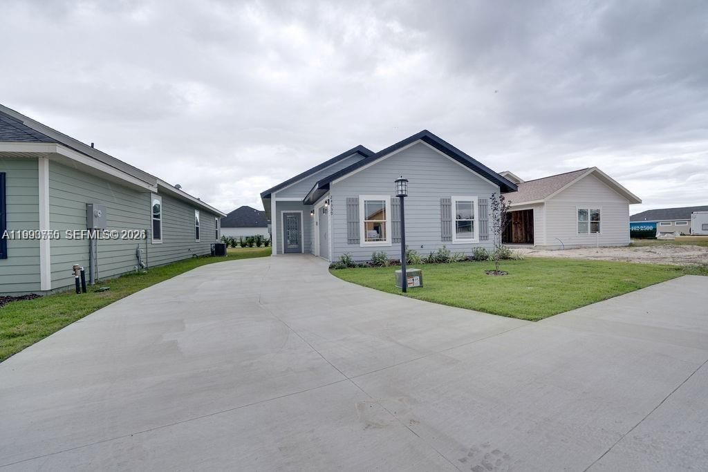 For Rent: $2,400 (3 beds, 2 baths, 2017 Square Feet)