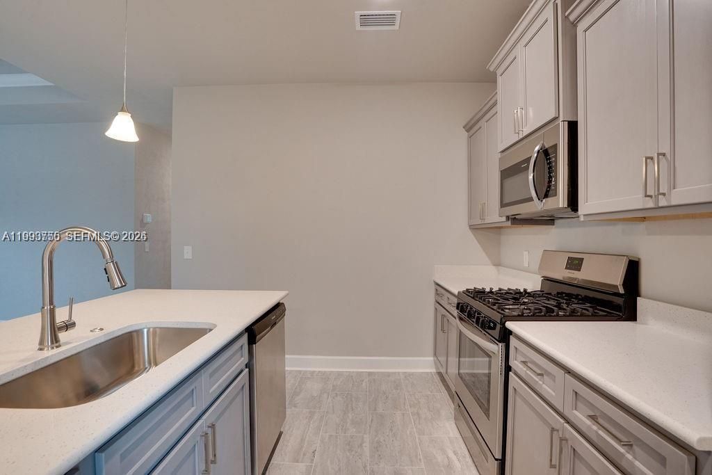 For Rent: $2,400 (3 beds, 2 baths, 2017 Square Feet)