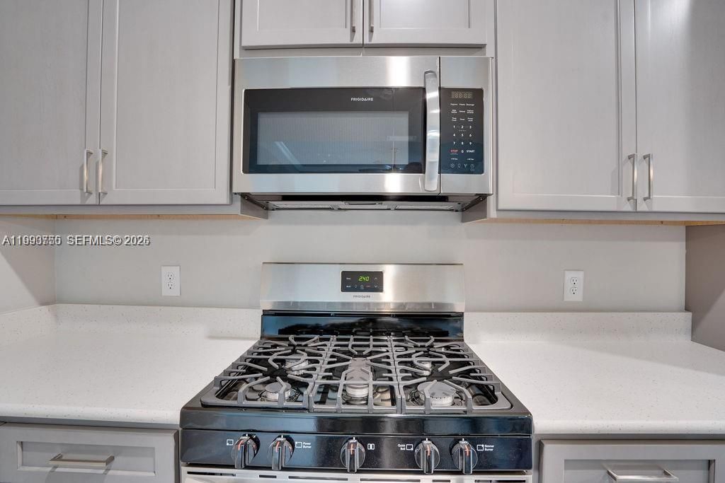 For Rent: $2,400 (3 beds, 2 baths, 2017 Square Feet)