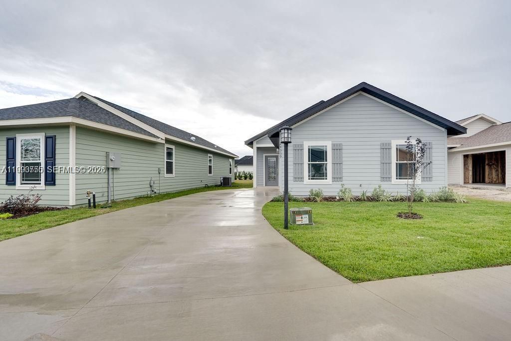 For Rent: $2,400 (3 beds, 2 baths, 2017 Square Feet)