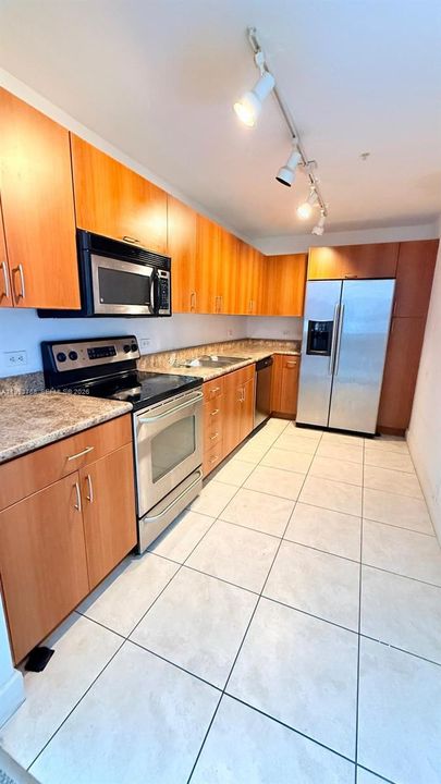 For Sale: $275,000 (1 beds, 1 baths, 825 Square Feet)