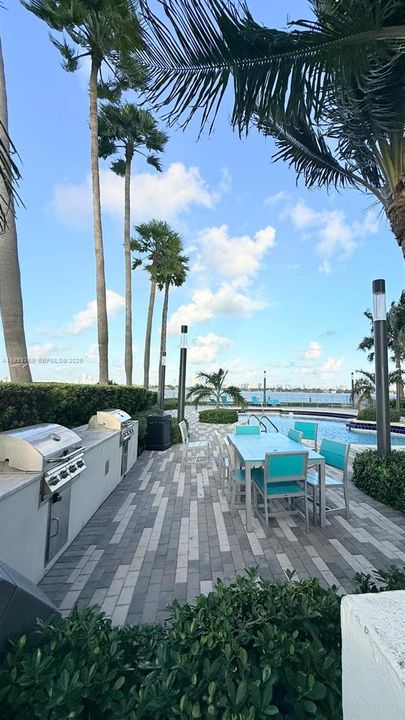 For Sale: $275,000 (1 beds, 1 baths, 825 Square Feet)