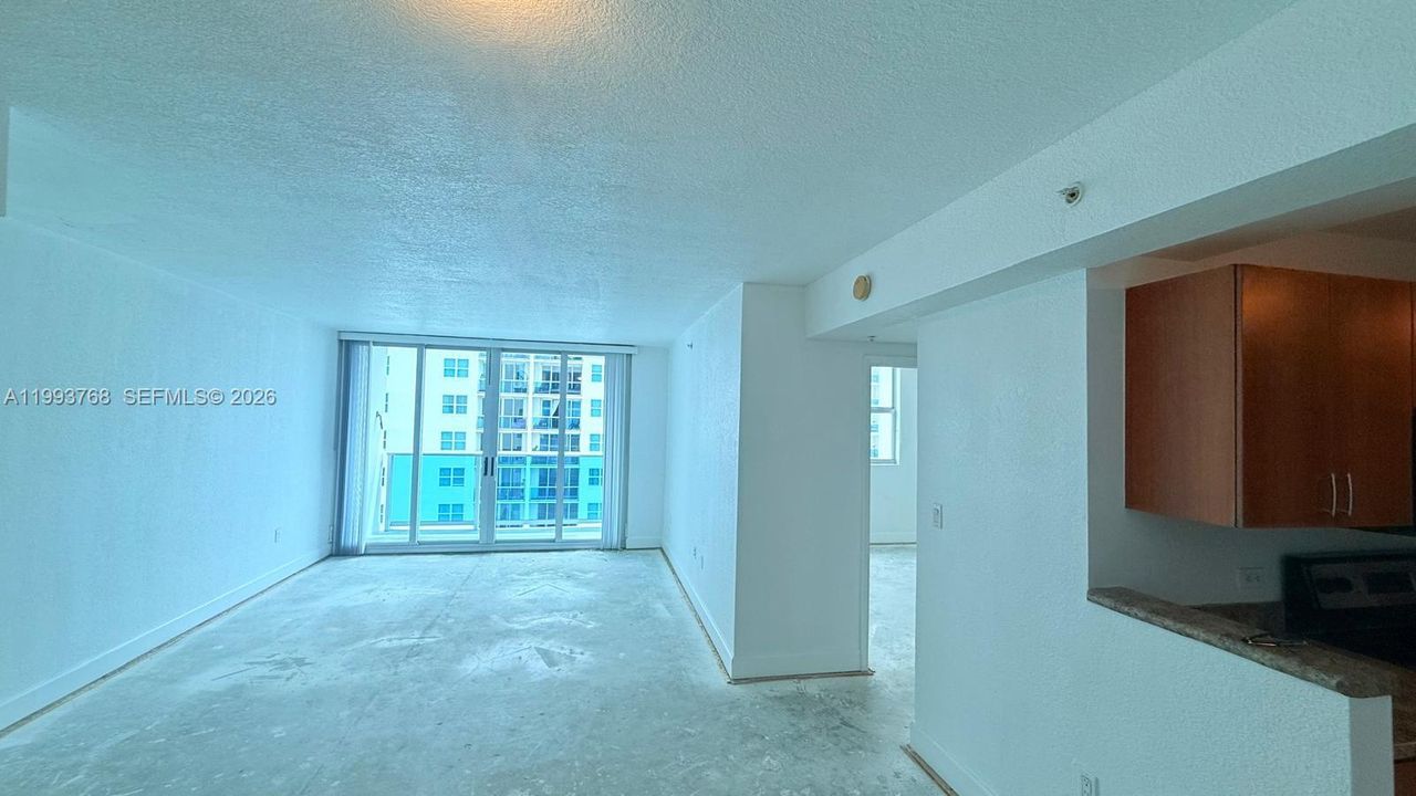 For Sale: $275,000 (1 beds, 1 baths, 825 Square Feet)