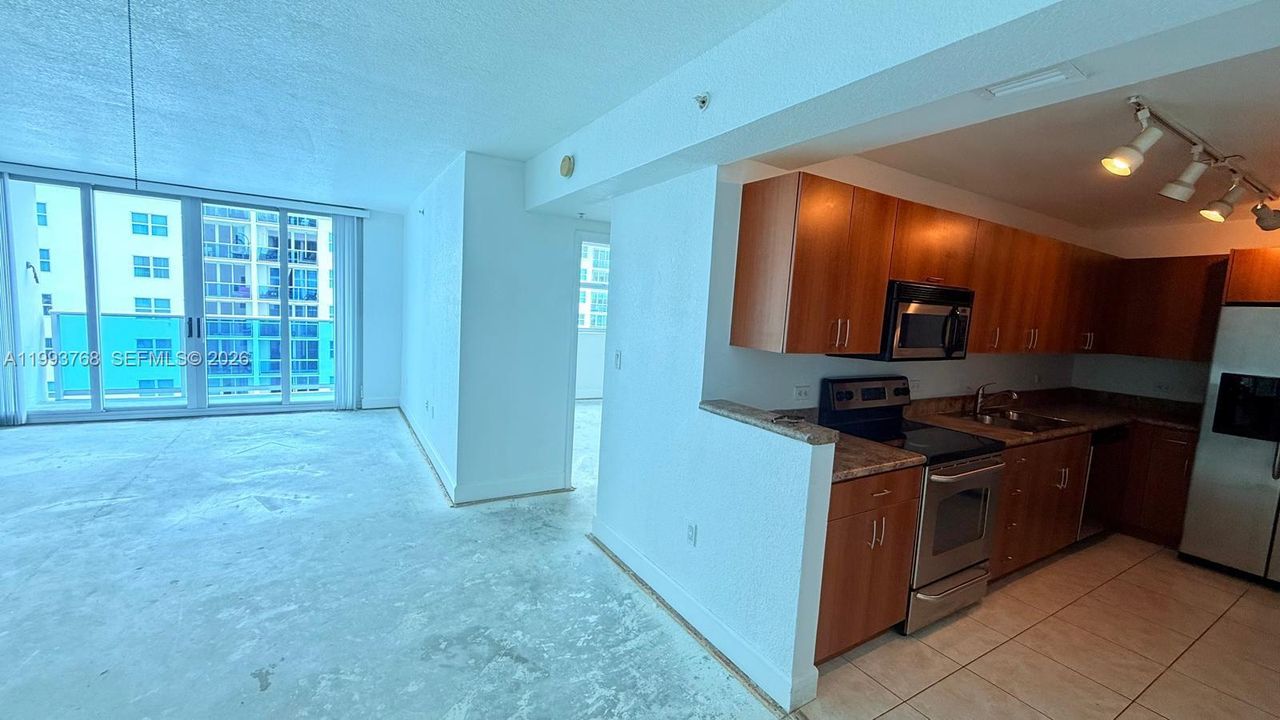For Sale: $275,000 (1 beds, 1 baths, 825 Square Feet)