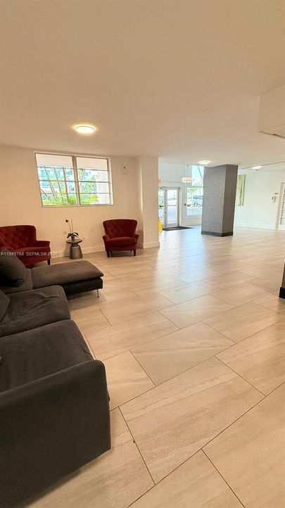 For Sale: $275,000 (1 beds, 1 baths, 825 Square Feet)