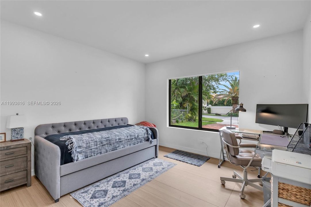 For Sale: $2,650,000 (3 beds, 2 baths, 2121 Square Feet)