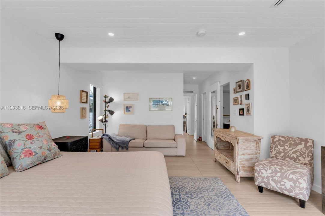 For Sale: $2,650,000 (3 beds, 2 baths, 2121 Square Feet)