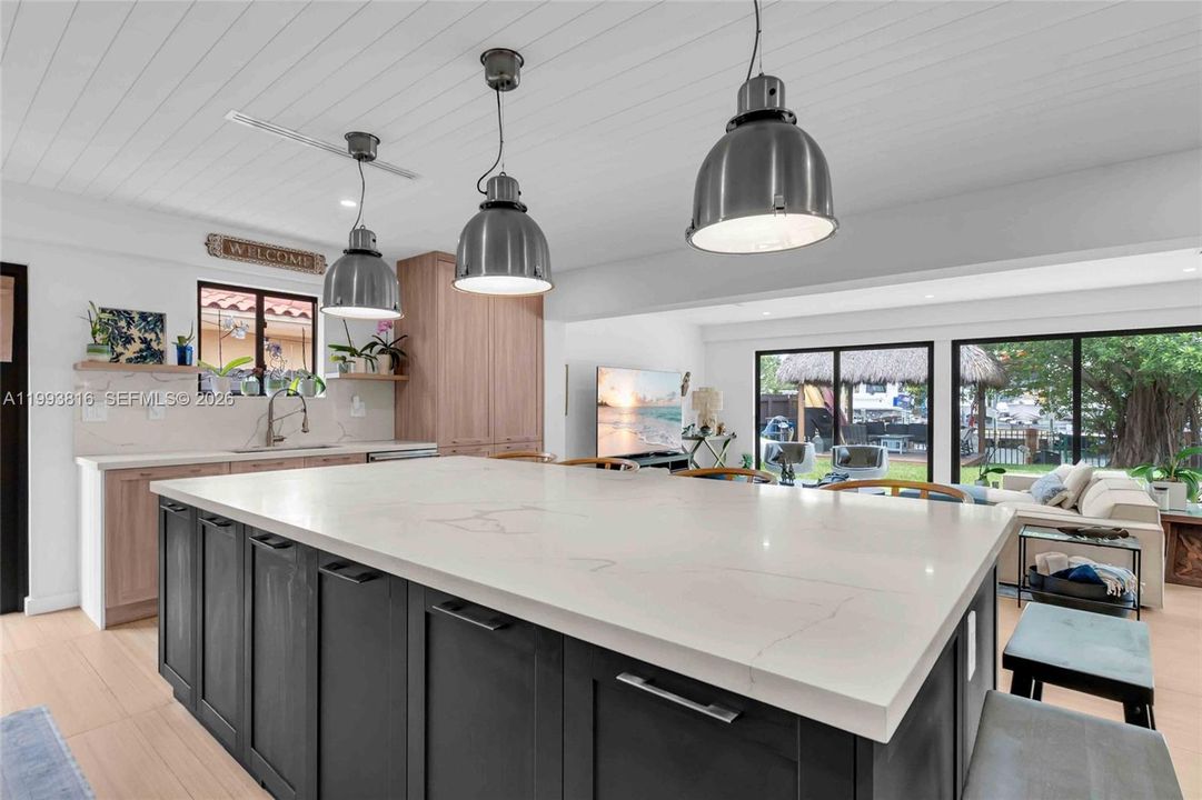For Sale: $2,650,000 (3 beds, 2 baths, 2121 Square Feet)