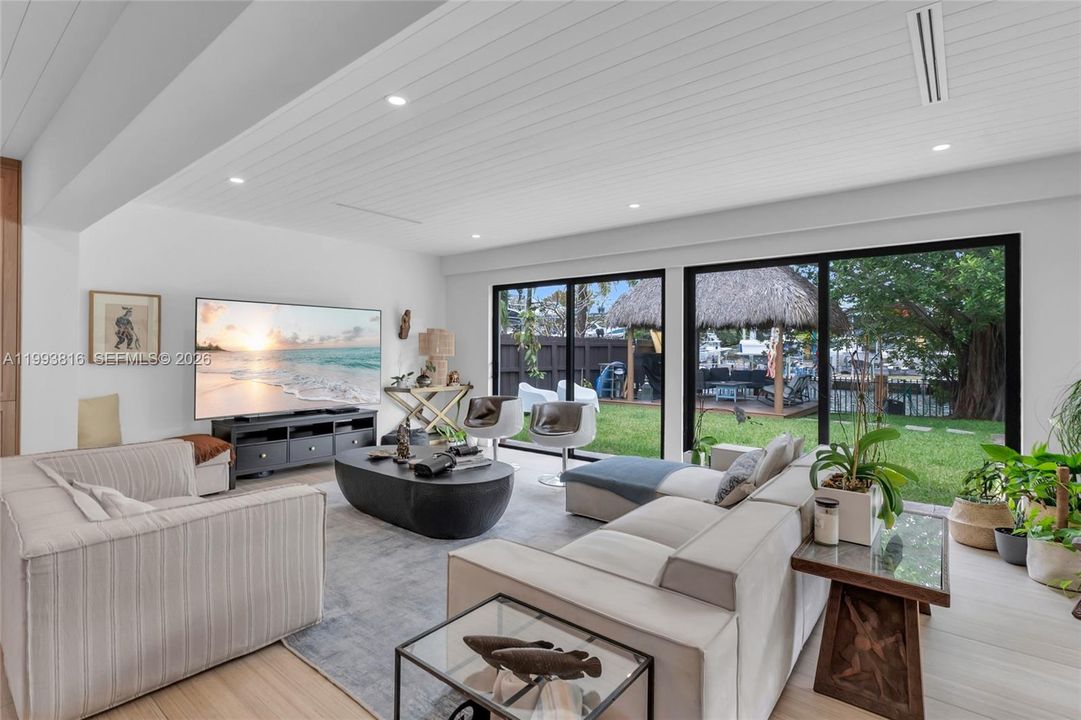 For Sale: $2,650,000 (3 beds, 2 baths, 2121 Square Feet)