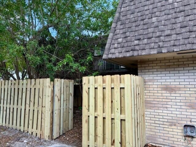 Gate