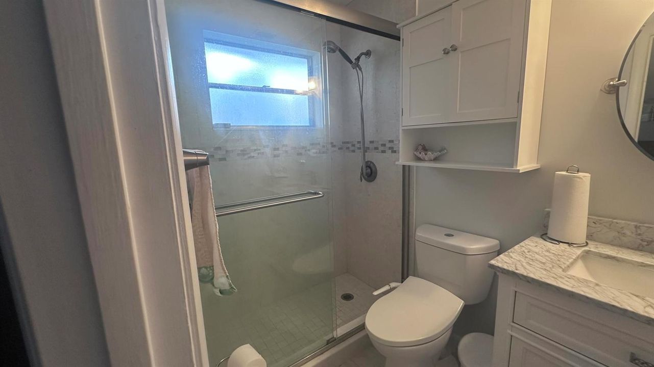 En-suite full bathroom