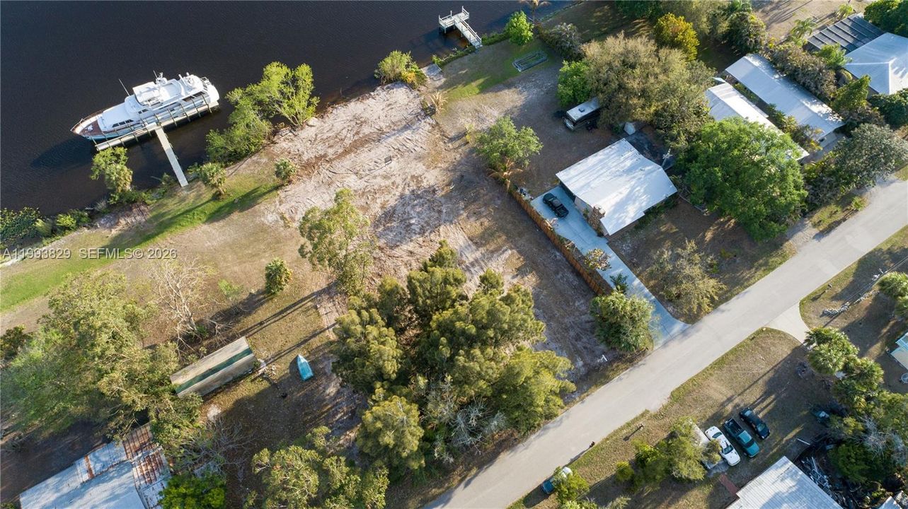 На продажу: $200,000 (0.52 acres)