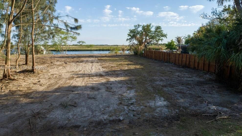 На продажу: $200,000 (0.52 acres)
